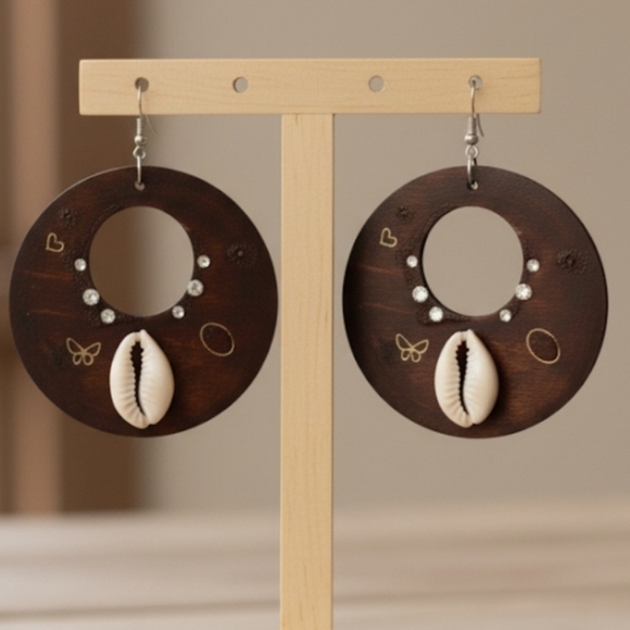 Handmade round wooden hoop earrings, round wooden and sea shell dangle earrings - Picture 3 of 9